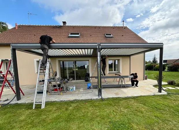 Pergola bioclimatique Souligné-Flacé