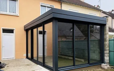 Extension de maison à corniche lisse
