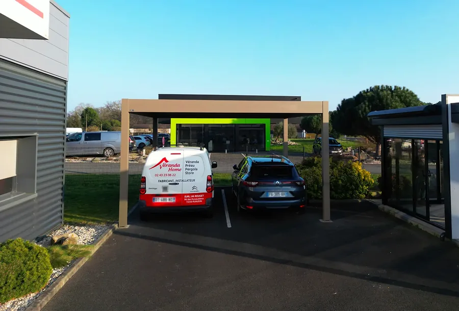 Carport autoportant abritant deux véhicules côte à côte