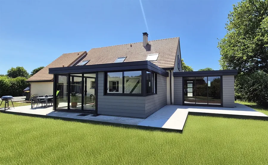 Extension de maison à toit plat avec grandes baies vitrées et bardage clair