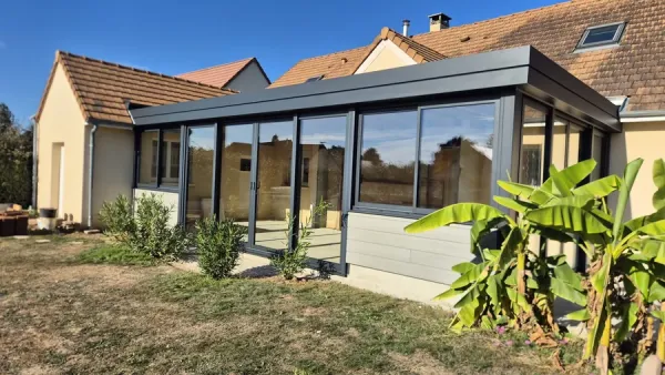 Vue en perspective de l’extension avec ses grandes baies coulissantes