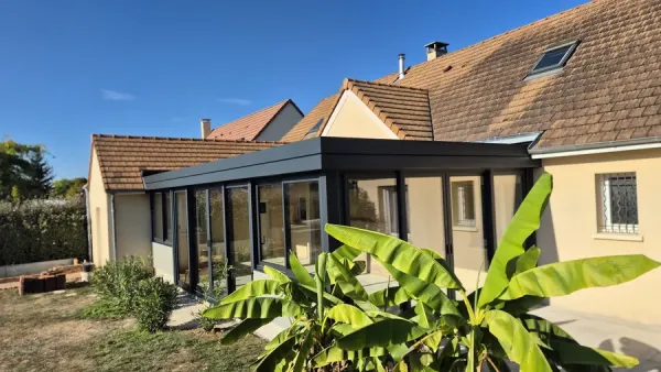 Angle vitré de l’extension ouvert sur le jardin