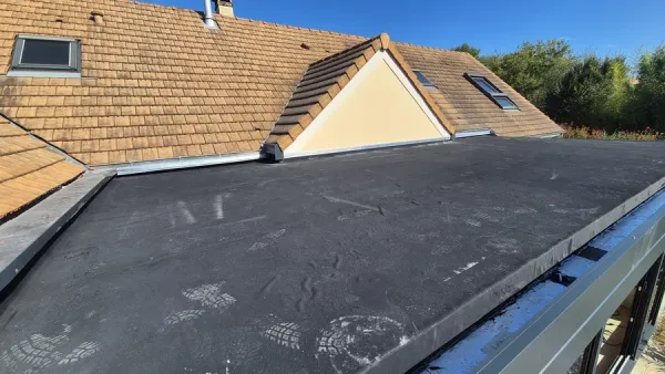 Toiture plate de l’extension et raccord avec la maison existante
