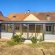 Extension à toit plat près du Mans : façade vitrée et menuiseries gris foncé